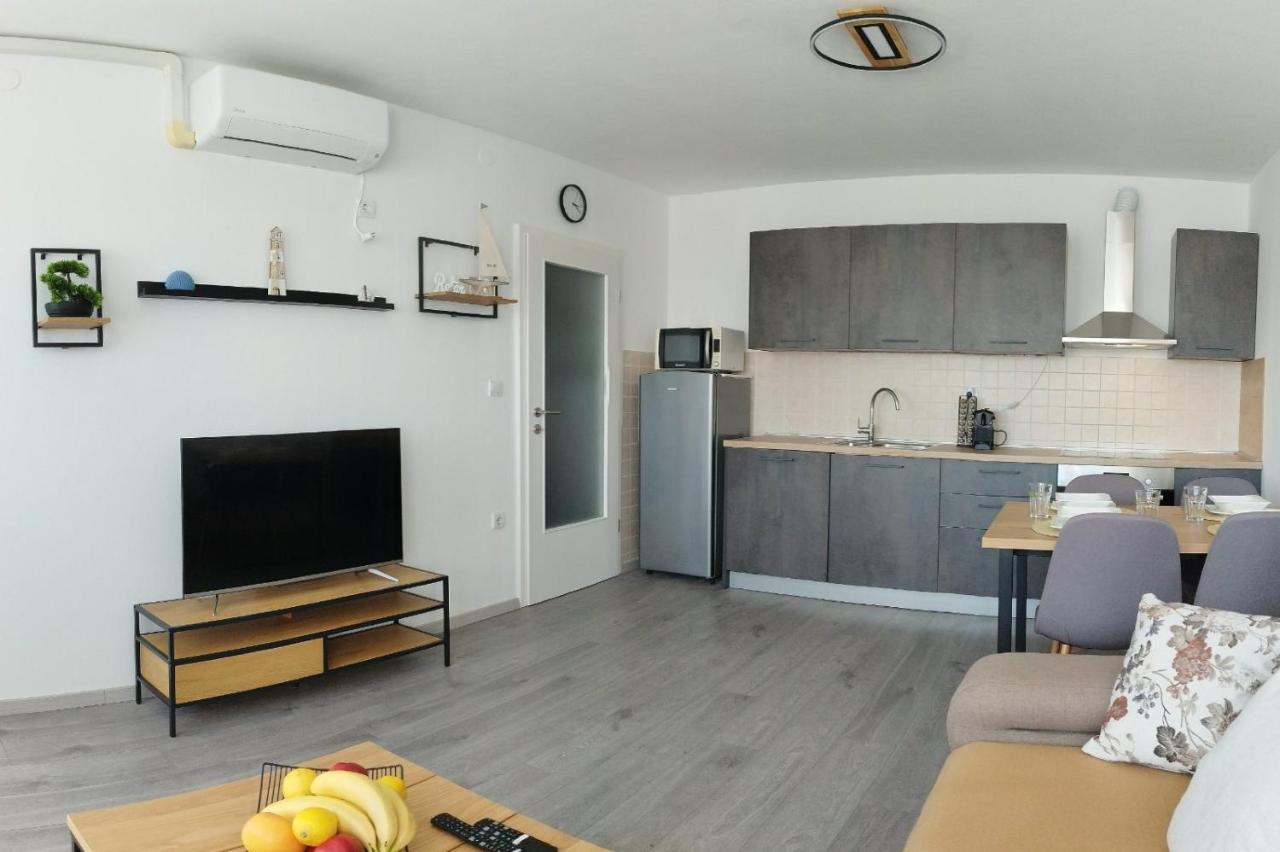 Apartment Luka Pula Luaran gambar