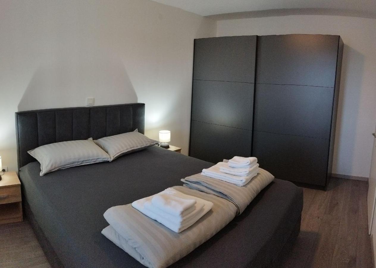 Apartment Luka Pula Luaran gambar
