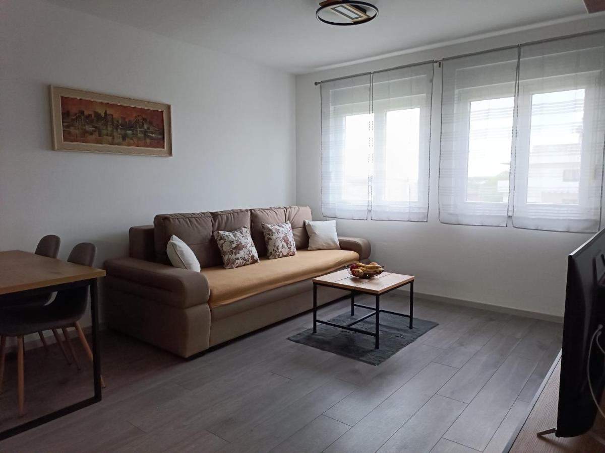 Apartment Luka Pula Luaran gambar